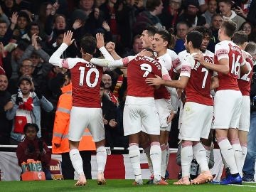 Özil celebra un gol ante el público del Emirates Özil celebra un gol ante el público del Emirates