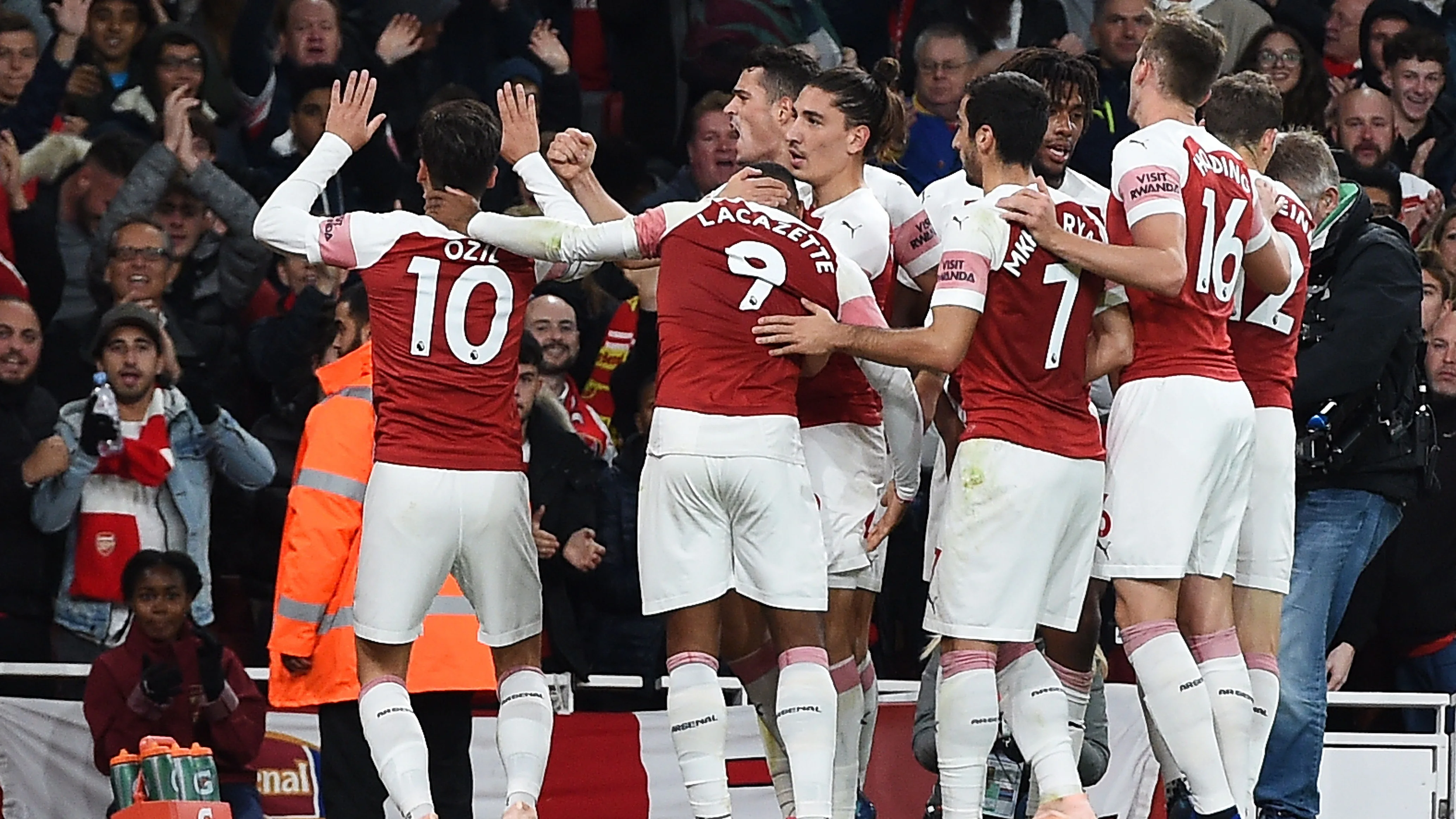 Özil celebra un gol ante el público del Emirates