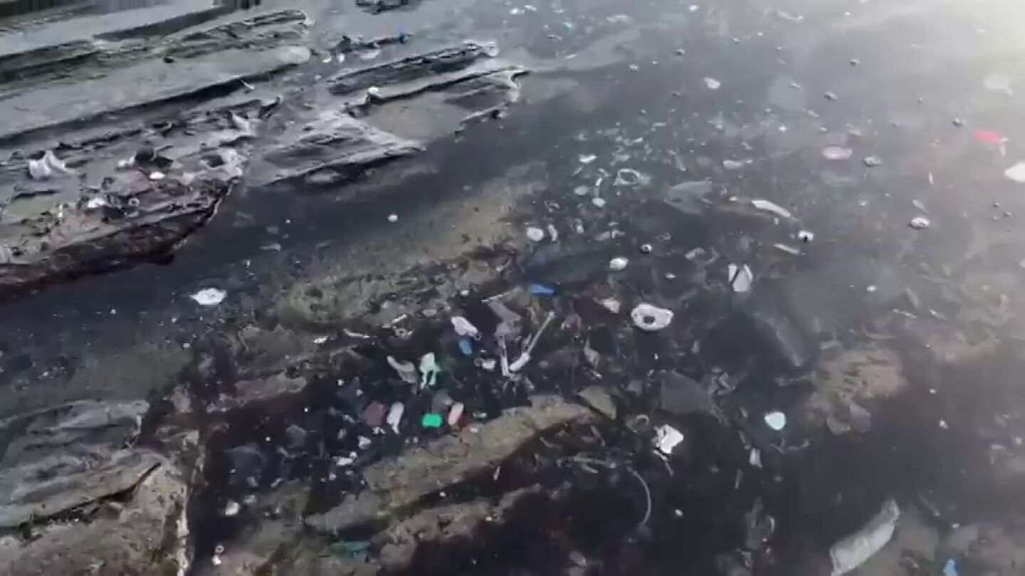 El v&iacute;deo que muestra c&oacute;mo el pl&aacute;stico ha invadido el Flysch de la localidad vasca de Zumaia