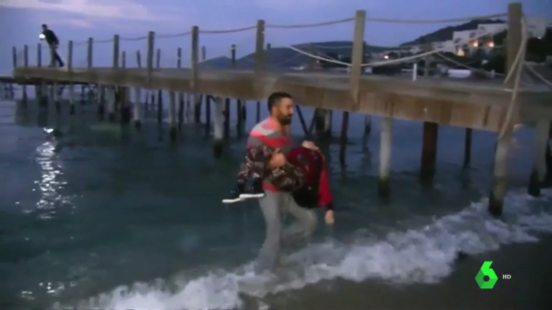 Mueren dos menores refugiados al volcar su barca hinchable entre Turquía y Grecia
