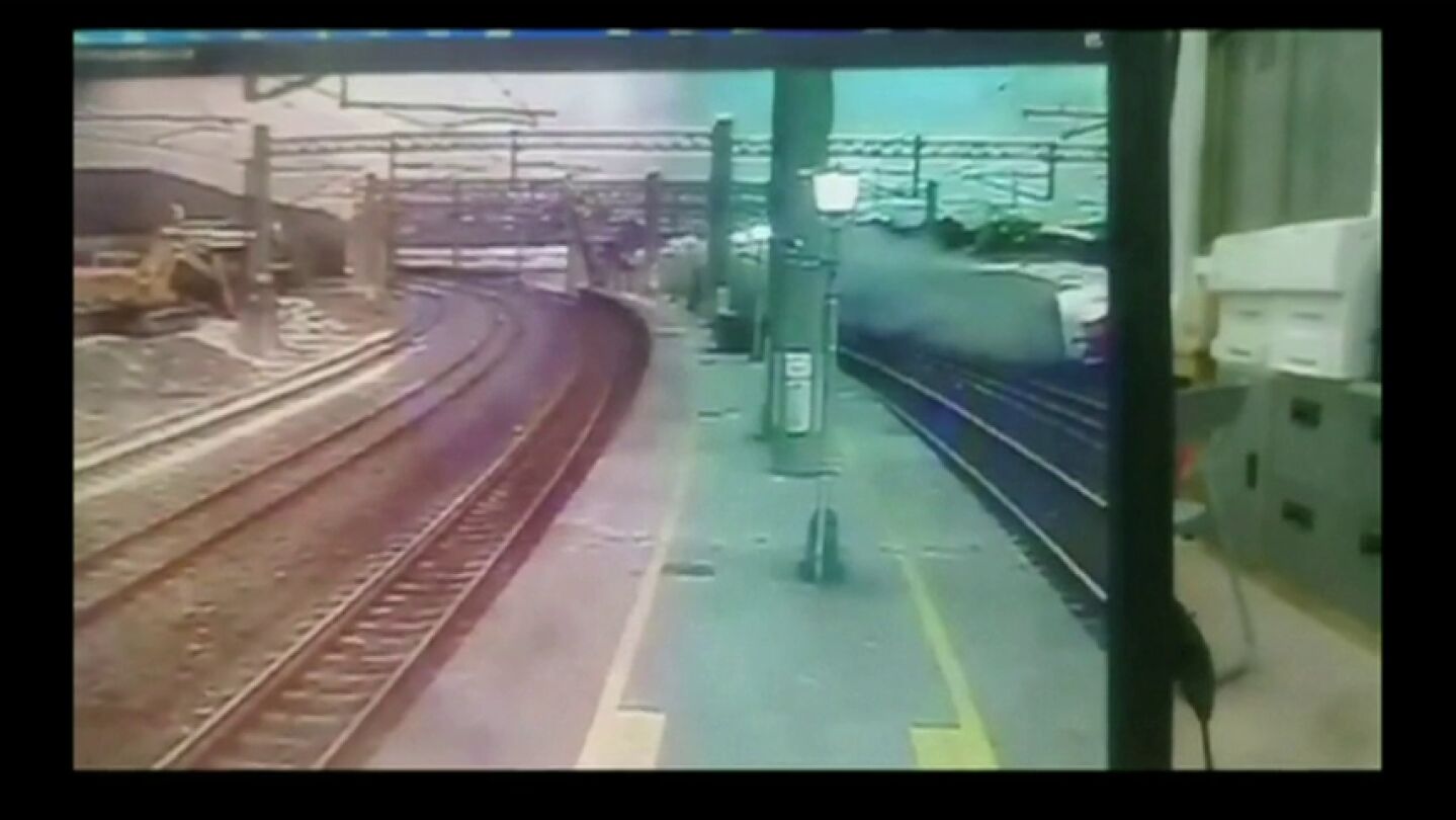 El espectacular descarrilamiento de un tren en Taiwan