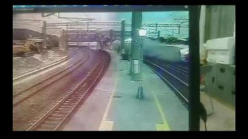 El espectacular descarrilamiento de un tren en Taiwan