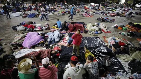 Migrantes hondureños descansan en su campamento en el jardín Hidalgo de Tapachula Migrantes hondureños descansan en su campamento en el jardín Hidalgo de Tapachula
