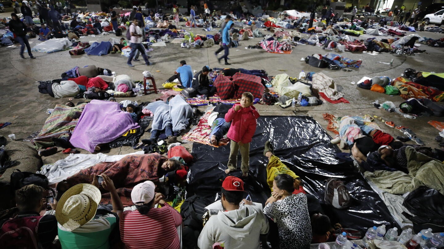  Migrantes hondure&ntilde;os descansan en su campamento en el jard&iacute;n Hidalgo de Tapachula