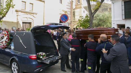 Compa&ntilde;eros del bombero Jos&eacute; Gil Guti&eacute;rrez, de 45 a&ntilde;os, fallecido en la noche del s&aacute;bado cuando participaba en las labores de rescate