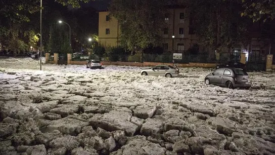 Tres coches se quedan atrapados en una carretera cubierta por granizo, en Roma Tres coches se quedan atrapados en una carretera cubierta por granizo, en Roma