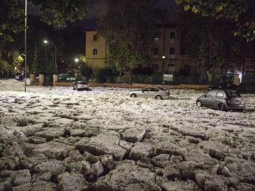 Tres coches se quedan atrapados en una carretera cubierta por granizo, en Roma Tres coches se quedan atrapados en una carretera cubierta por granizo, en Roma