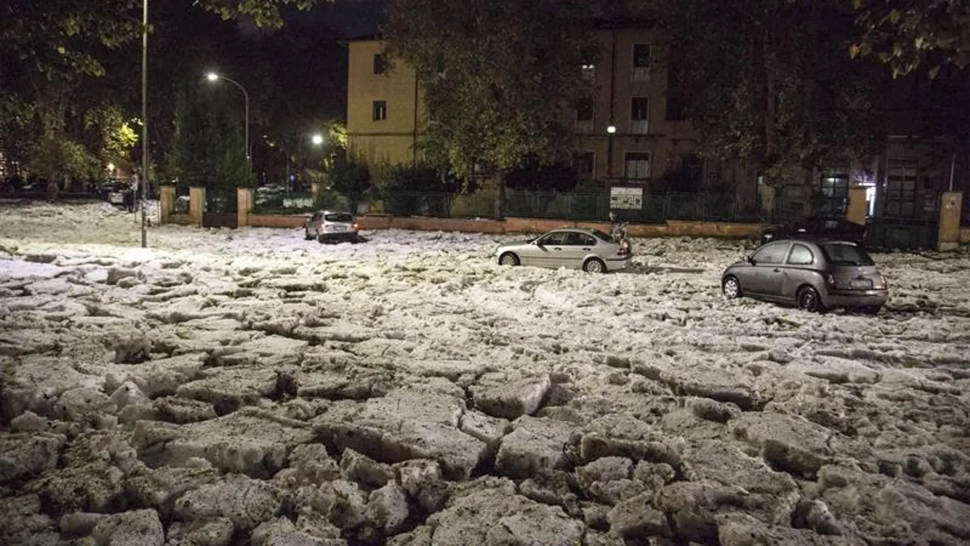 Tres coches se quedan atrapados en una carretera cubierta por granizo, en Roma