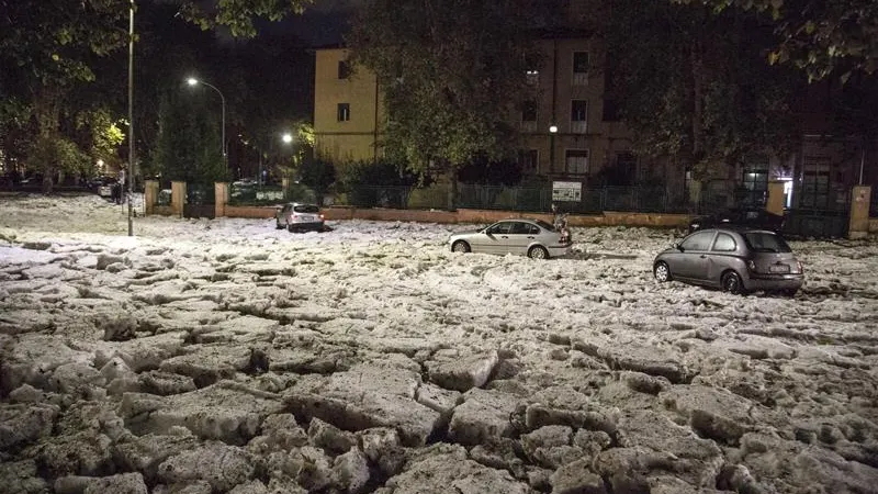 Tres coches se quedan atrapados en una carretera cubierta por granizo, en Roma