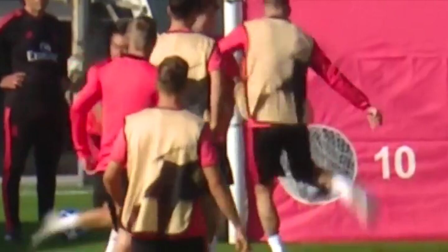 Tensi&oacute;n en Valdebebas: Sergio Ramos se enfada con Reguil&oacute;n y le da dos pelotazos