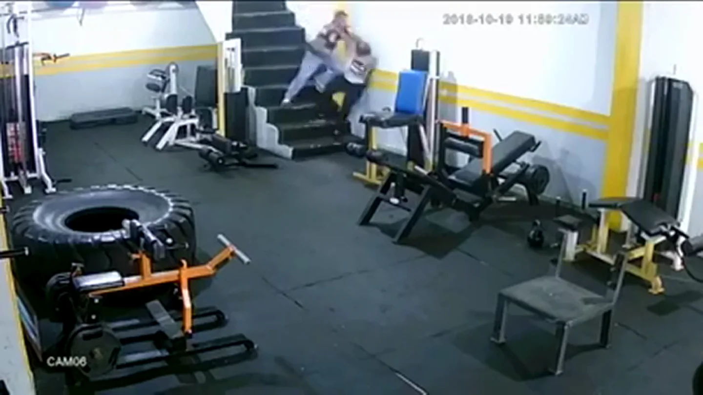 Un hombre propina una brutal paliza a su expareja en Colombia Un hombre propina una brutal paliza a su expareja en Colombia