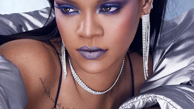 Rihanna promocionando sus nuevos productos de maquillaje