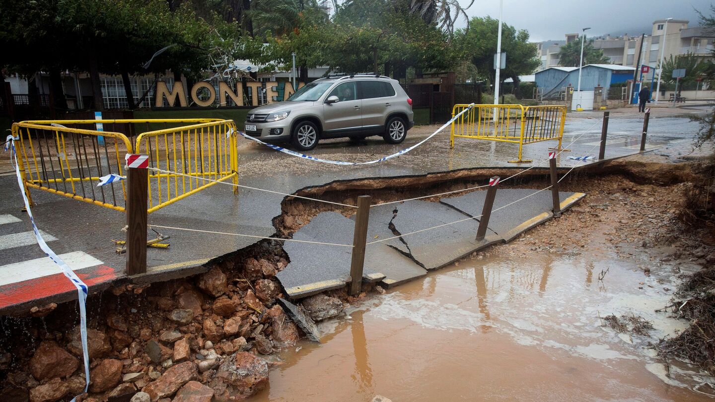 Da&ntilde;os en la carretera de la costa en la playa del Carregador