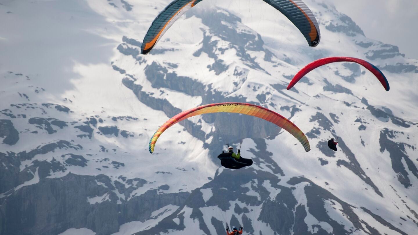Parapente en la monta&ntilde;a (Archivo)