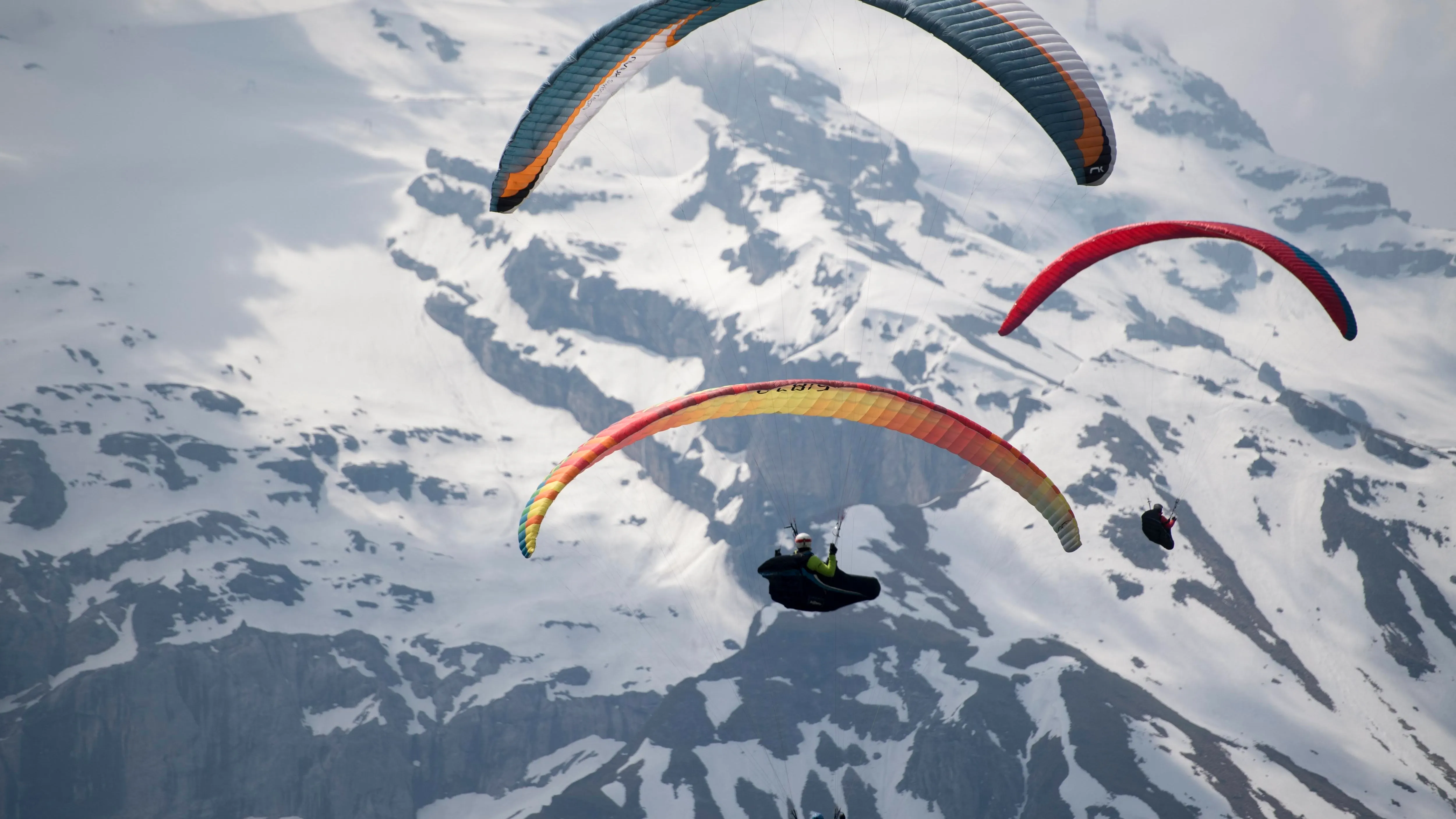 Parapente en la montaña (Archivo)