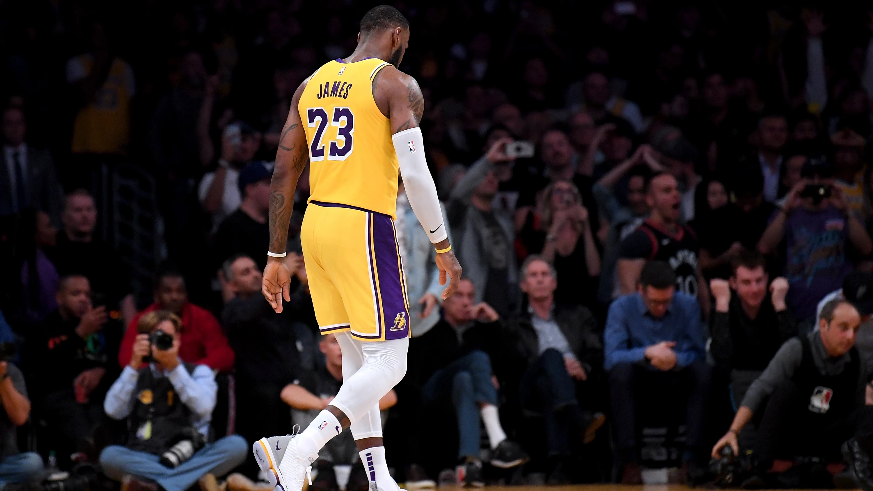 LeBron James, cabizbajo tras la derrota de los Lakers