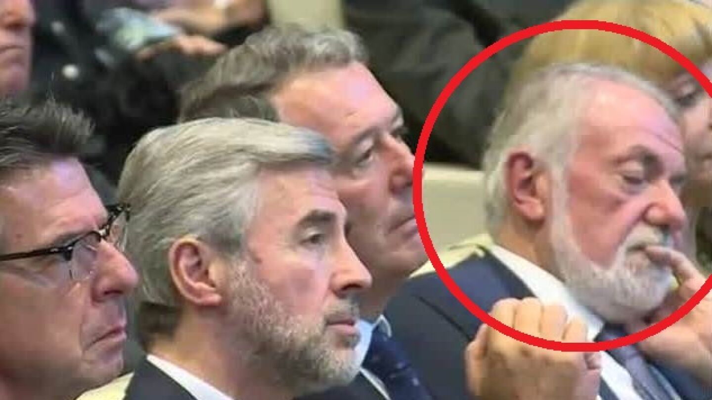 Jaime Mayor Oreja, dormido durante la presentaci&oacute;n del libro de Aznar