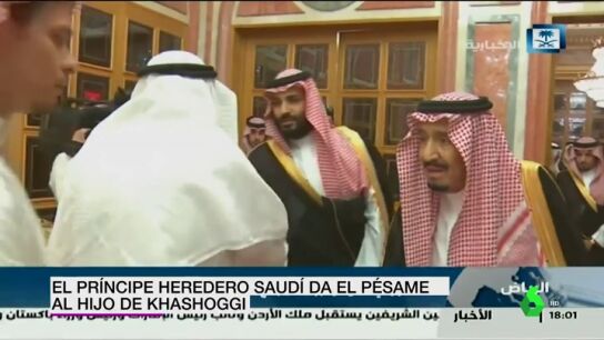 El pr&iacute;ncipe heredero da el p&eacute;same al hijo de Khashoggi