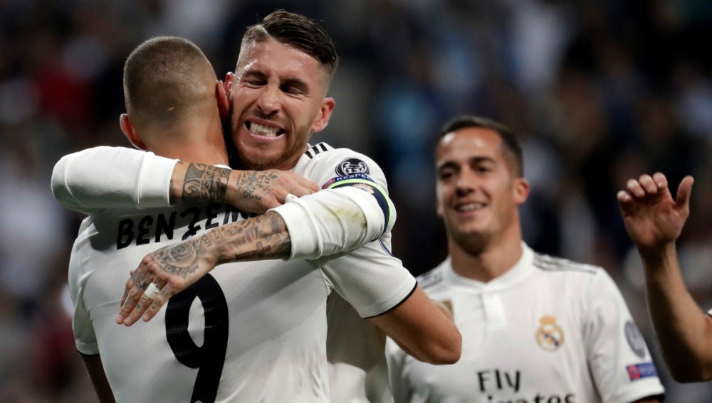 Benzema y Ramos celebran un gol
