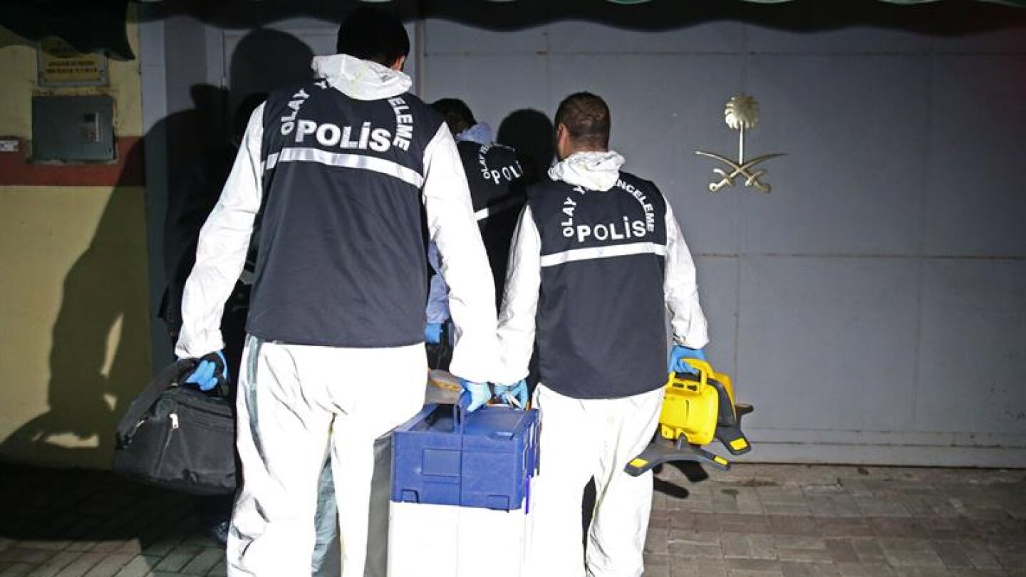 Polic&iacute;as forenses turcos llegan al consulado de Arabia Saud&iacute;