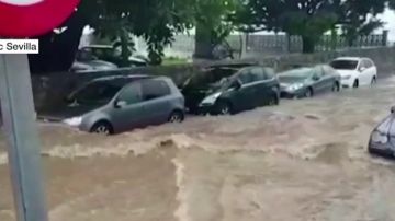 Vuelven las fuertes lluvias: una persona rescatada y varias calles anegadas tras una tromba de agua en Marbella
