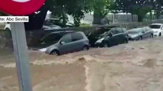 Vuelven las fuertes lluvias: una persona rescatada y varias calles anegadas tras una tromba de agua en Marbella