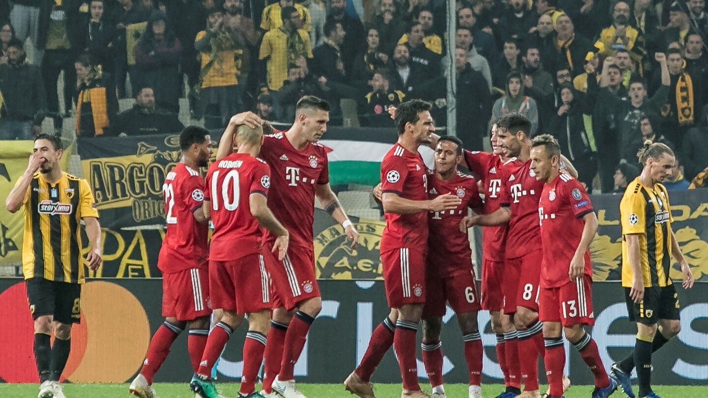 Los jugadores del Bayern celebran un gol en Atenas ante el AEK