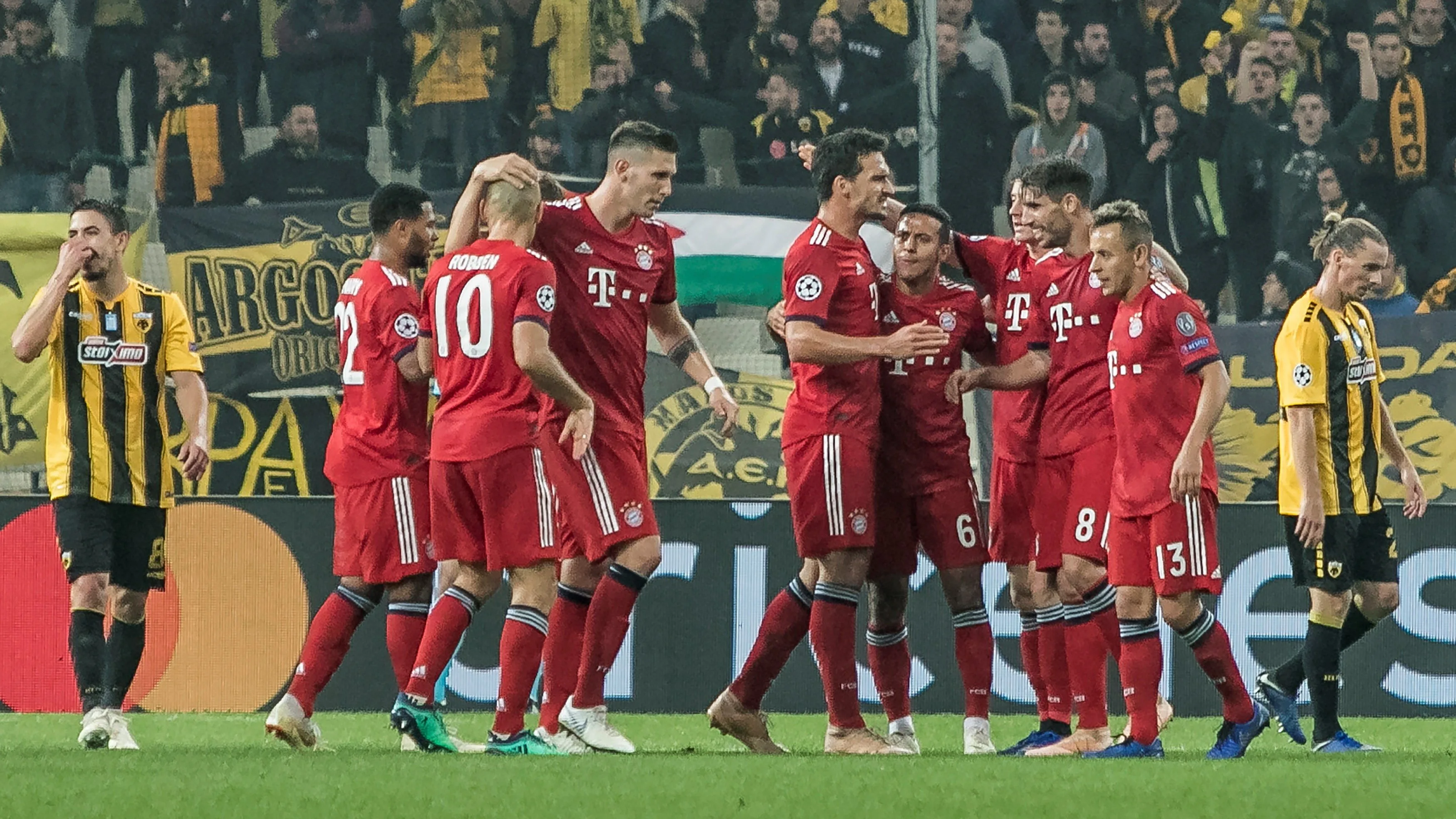 Los jugadores del Bayern celebran un gol en Atenas ante el AEK