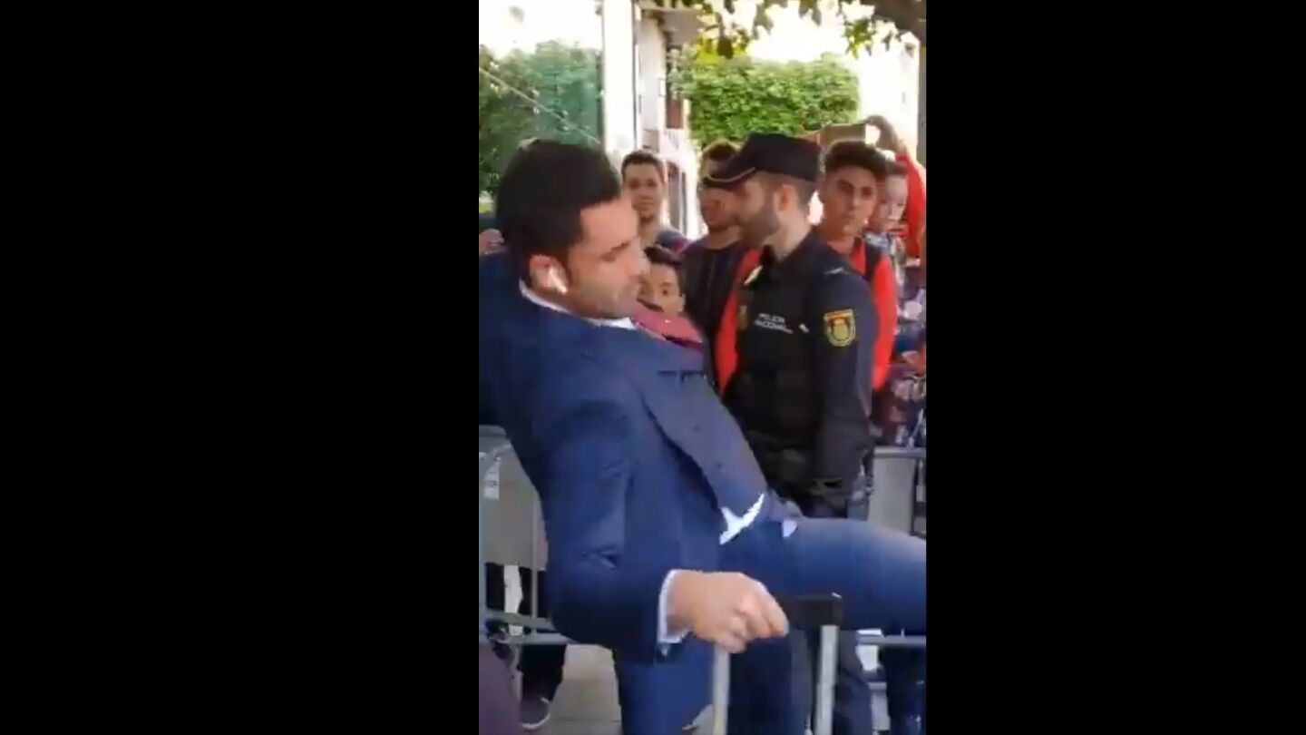 Ad&aacute;n se cae a la salida del hotel de concentraci&oacute;n