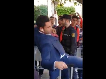 Adán se cae a la salida del hotel de concentración Adán se cae a la salida del hotel de concentración