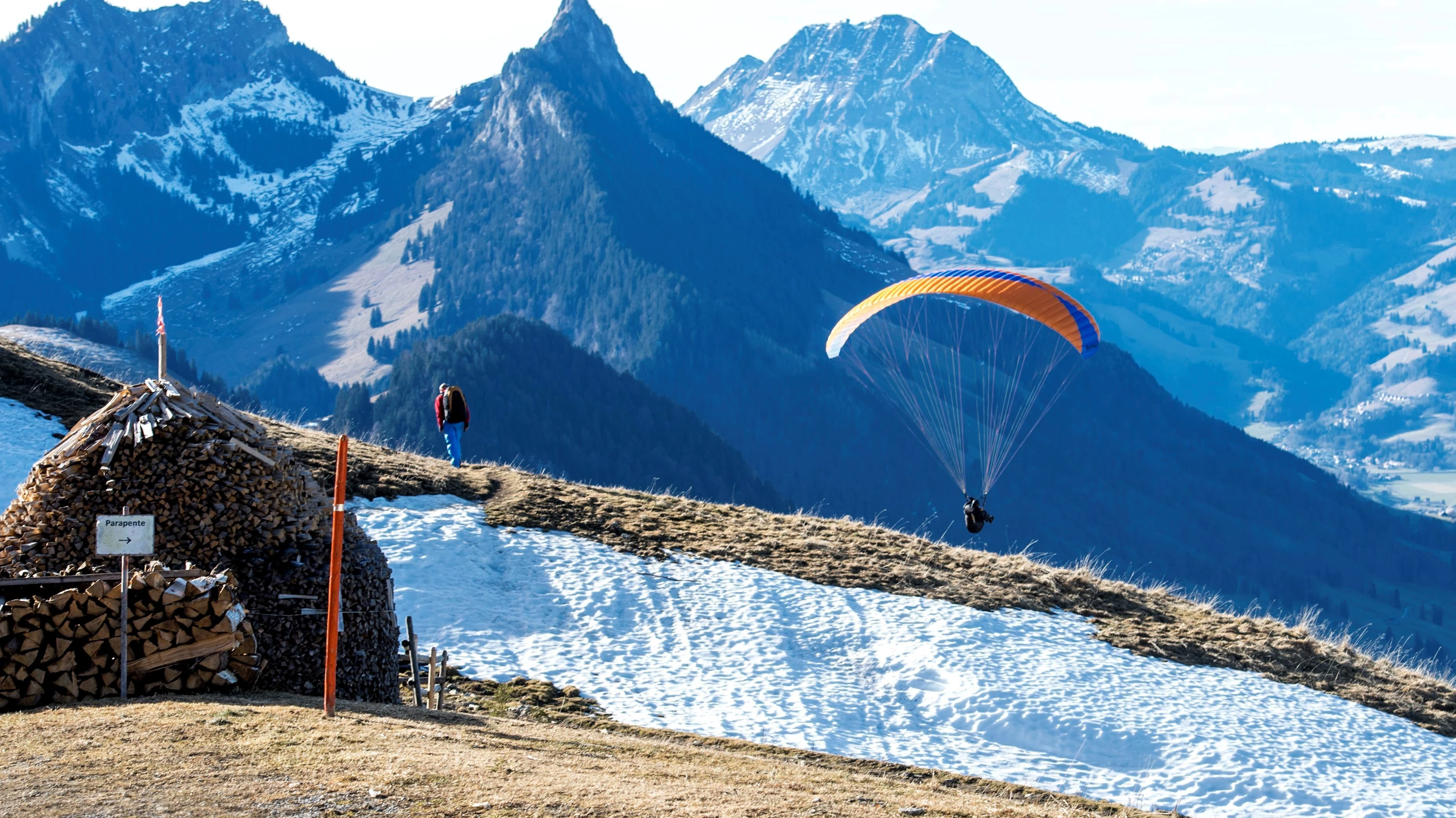 Imagen de archivo de vuelo en parapente