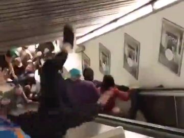 Varios aficionados del CSKA resultan heridos tras descontrolarse una escalera mecánica en el metro de Roma Varios aficionados del CSKA resultan heridos tras descontrolarse una escalera mecánica en el metro de Roma