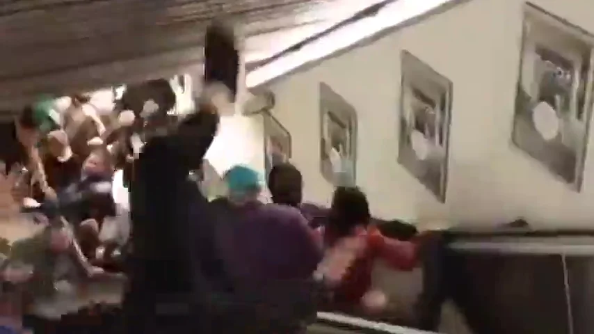 Varios aficionados del CSKA resultan heridos tras descontrolarse una escalera mecánica en el metro de Roma