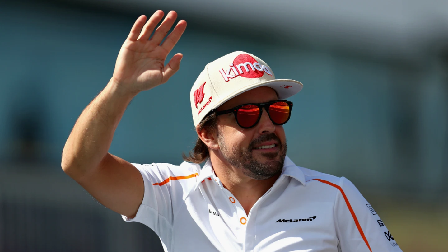 Fernando Alonso saluda Fernando Alonso saluda
