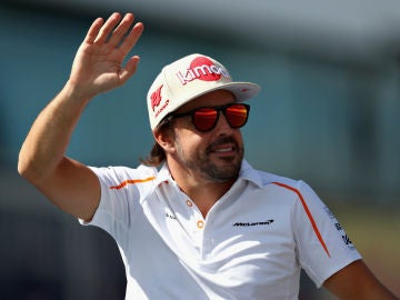 Fernando Alonso saluda Fernando Alonso saluda