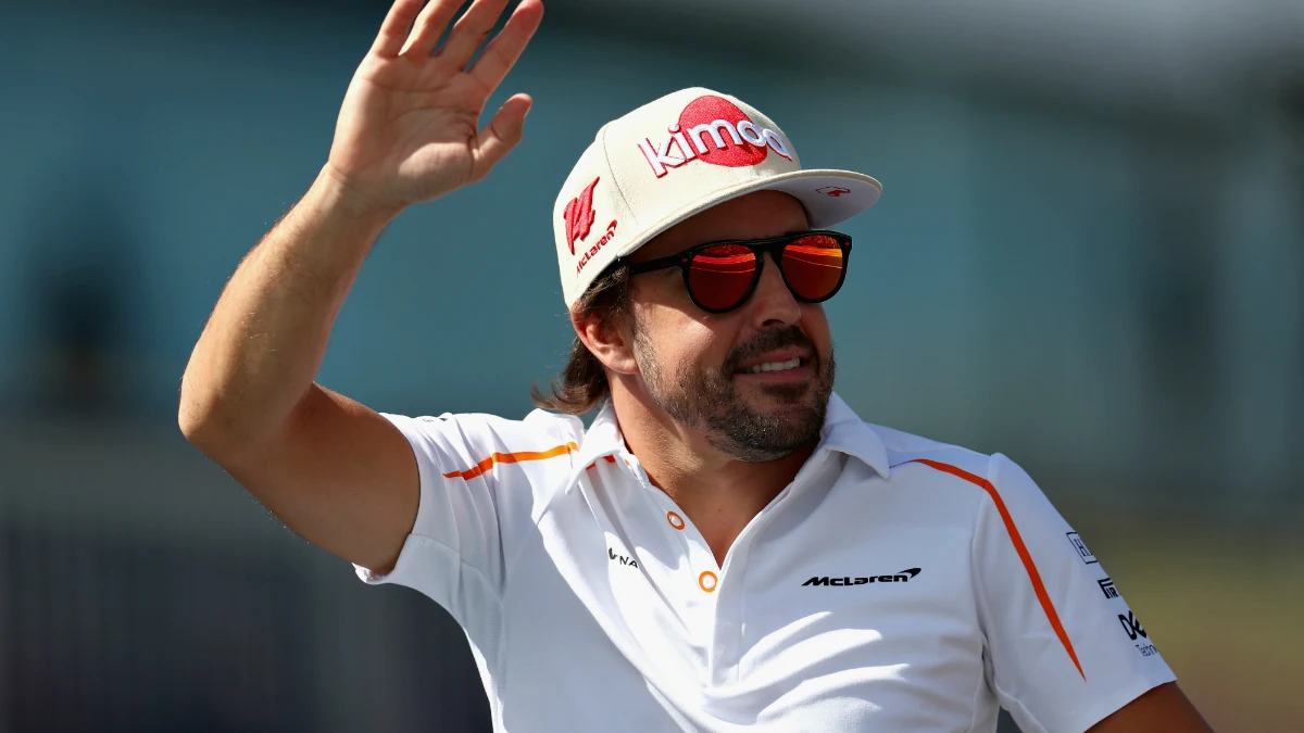 Fernando Alonso saluda