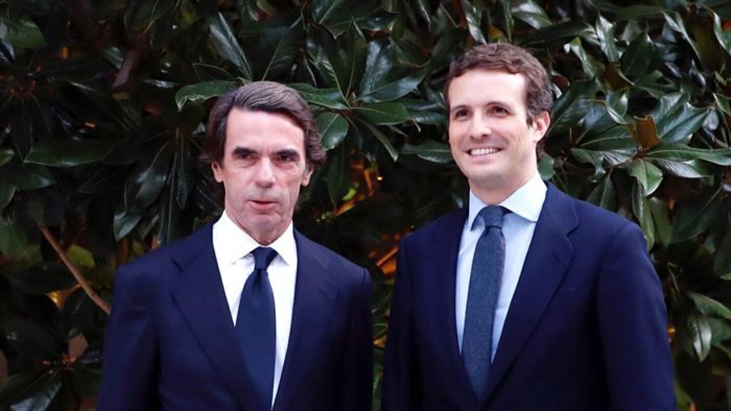 El expresidente del Gobierno Jos&eacute; Mar&iacute;a Aznar, acompa&ntilde;ado por el presidente del PP, Pablo Casado