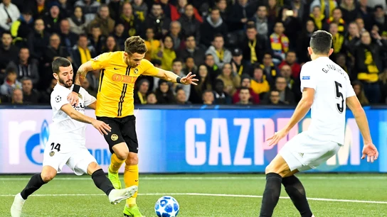 José Gaya trata de robar un balón ante el Young Boys José Gaya trata de robar un balón ante el Young Boys