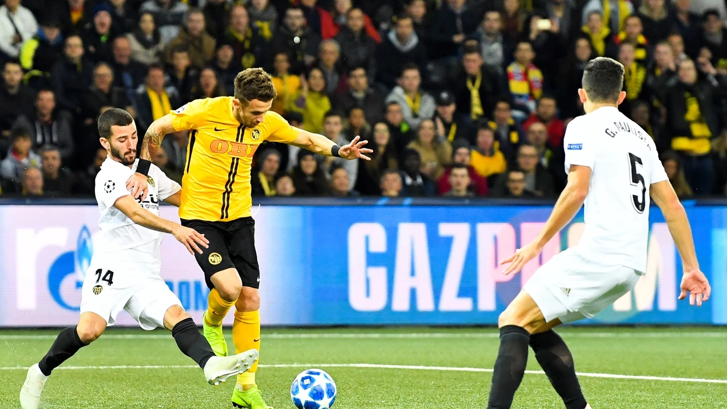 José Gaya trata de robar un balón ante el Young Boys José Gaya trata de robar un balón ante el Young Boys