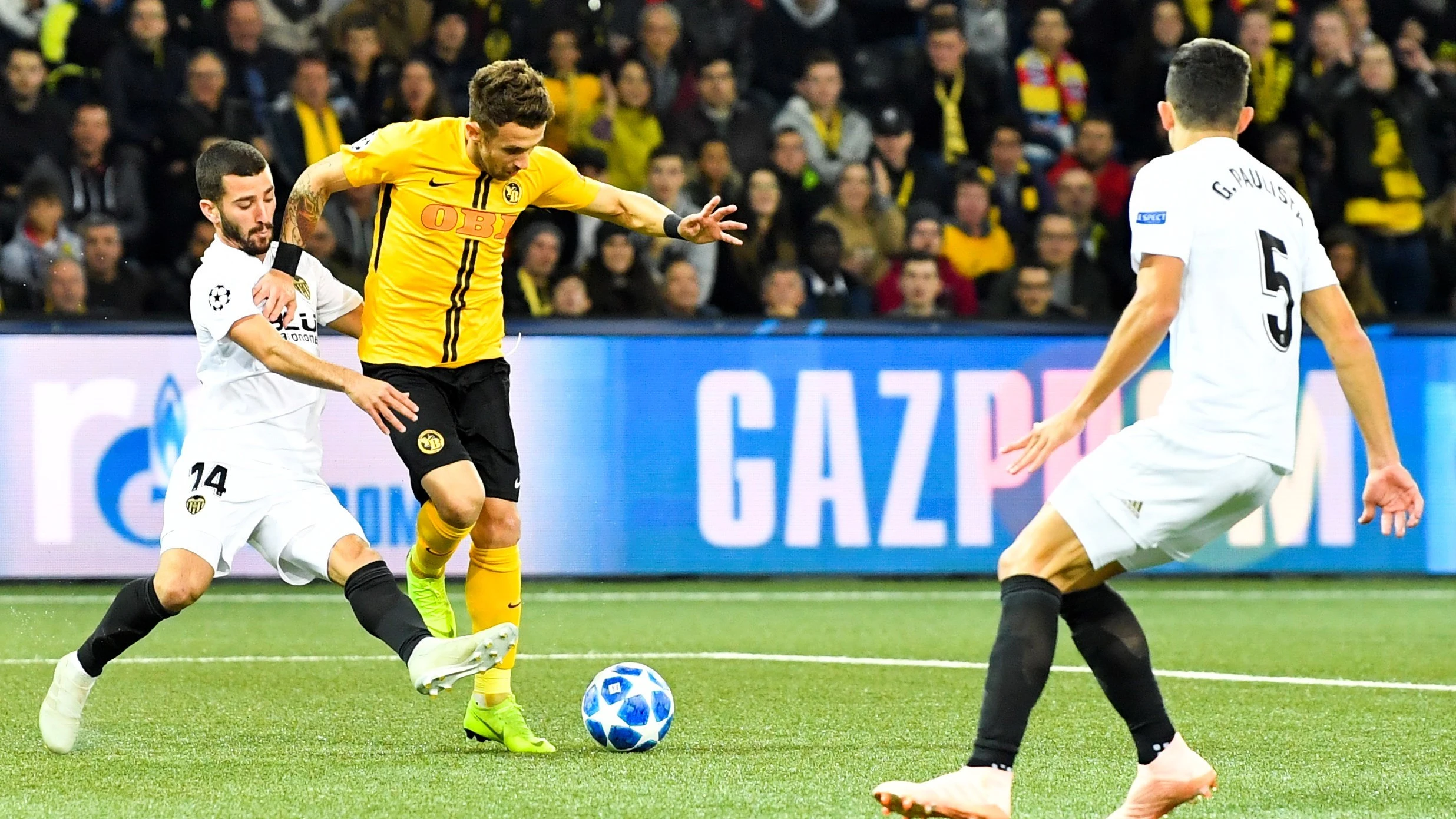 José Gaya trata de robar un balón ante el Young Boys