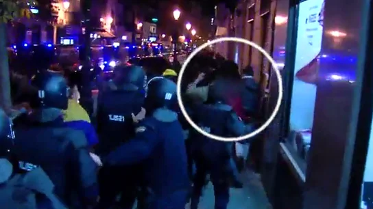 Un policía golpea en varias ocasiones a un manifestante Un policía golpea en varias ocasiones a un manifestante