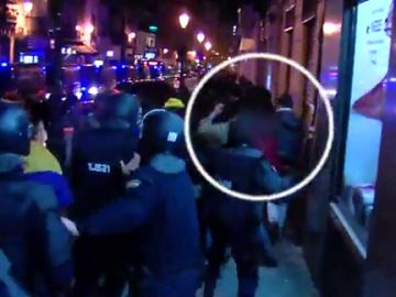 Un policía golpea en varias ocasiones a un manifestante Un policía golpea en varias ocasiones a un manifestante