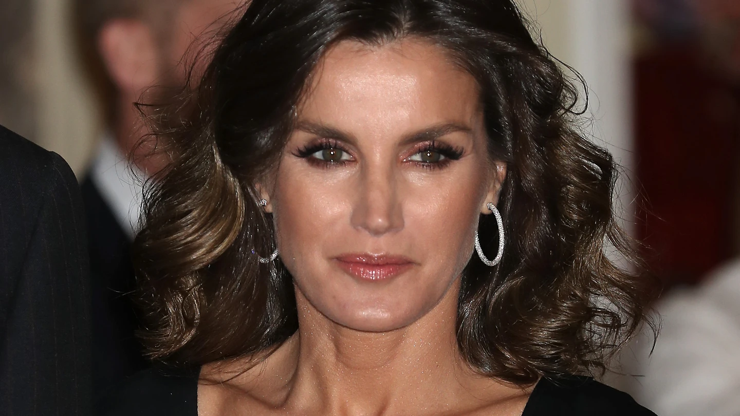 La reina Letizia luce escote en la XXXV entrega del Premio de Periodismo Francisco Cerecedo La reina Letizia luce escote en la XXXV entrega del Premio de Periodismo Francisco Cerecedo