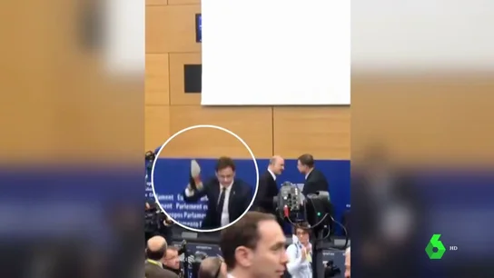 Un eurodiputado italiano pisotea con el zapato en la mano el veto de Europa a sus presupuestos frente a Moscovici Un eurodiputado italiano pisotea con el zapato en la mano el veto de Europa a sus presupuestos frente a Moscovici