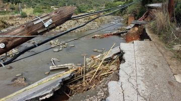 El camino de Forest Hills ha quedado destrozado tras el desbordamiento del río Padrón