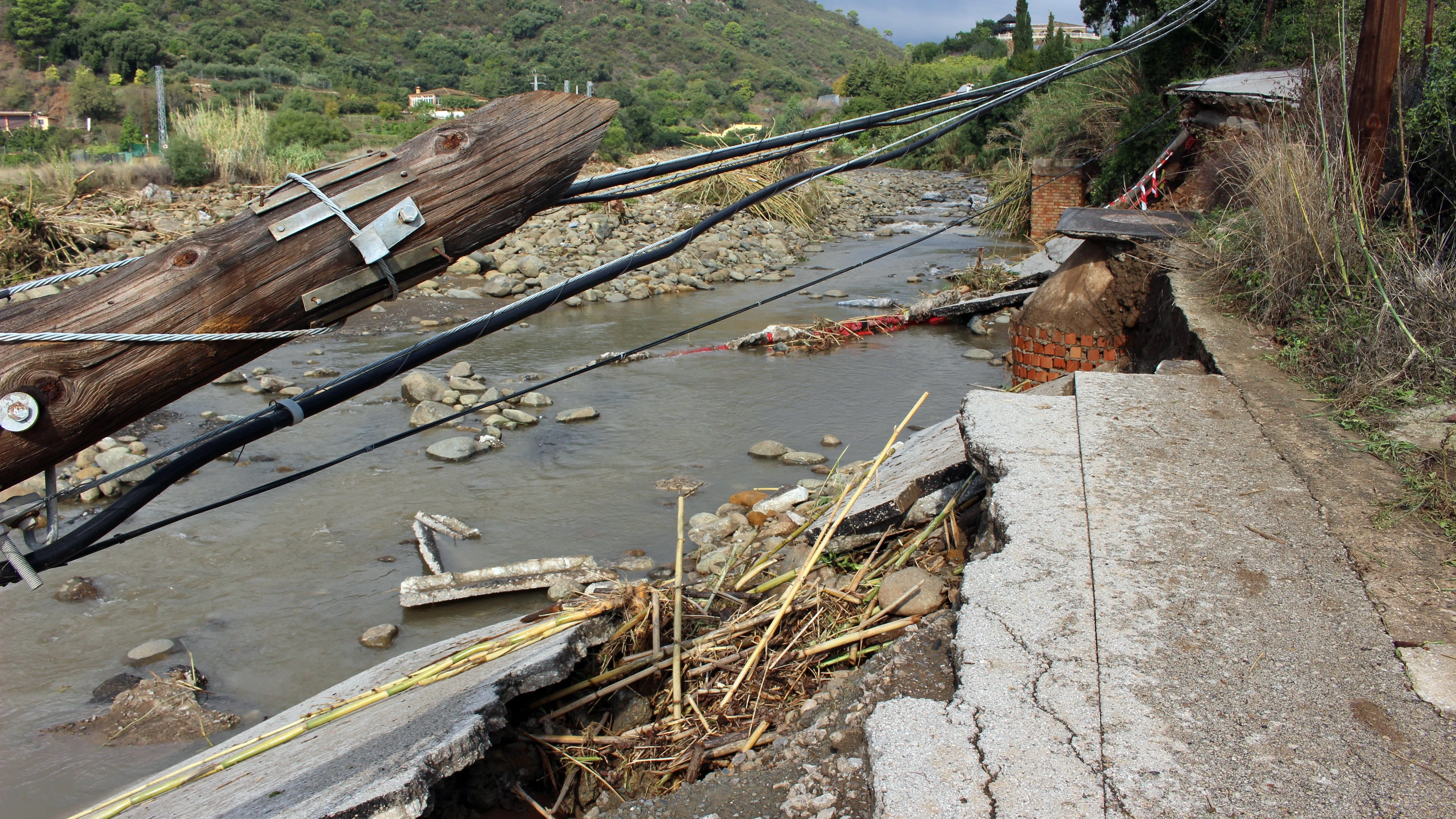 El camino de Forest Hills ha quedado destrozado tras el desbordamiento del río Padrón