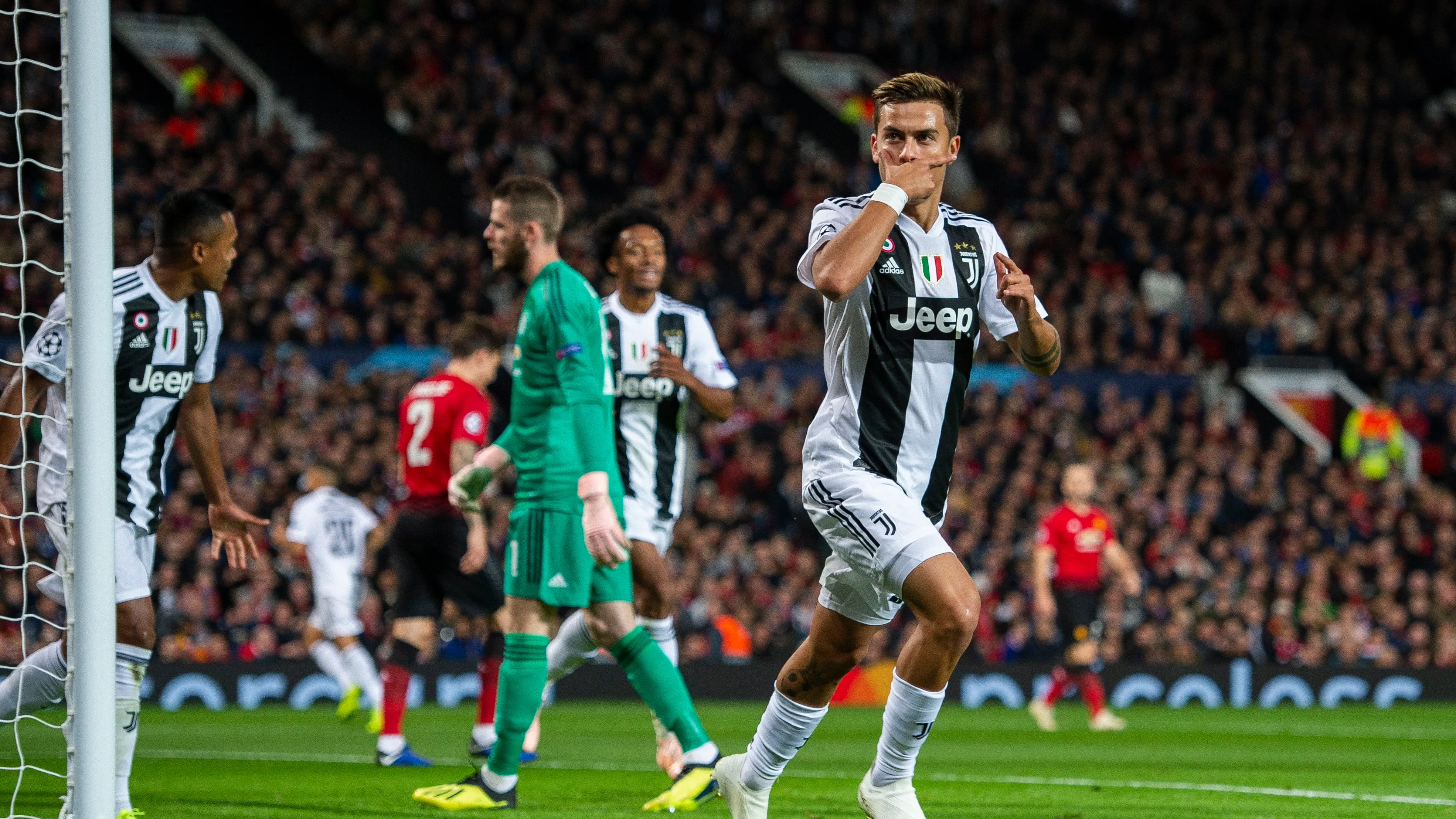 Dybala celebra su gol en Old Trafford