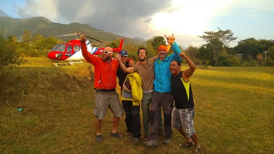 Los amigos de José Luis Bernal, contentos tras localizar al parapentista español Los amigos de José Luis Bernal, contentos tras localizar al parapentista español