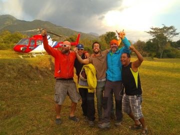 Los amigos de José Luis Bernal, contentos tras localizar al parapentista español Los amigos de José Luis Bernal, contentos tras localizar al parapentista español