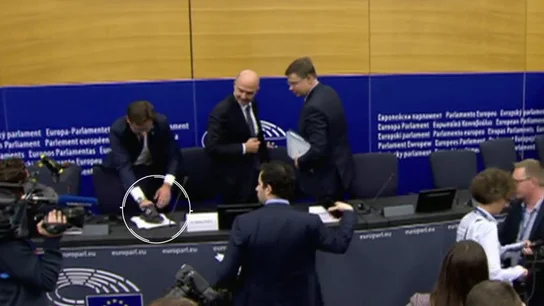 El comisario de Economía Pierre Moscovici tacha de "grotesco" , el episodio del zapatazo del eurodiputado ultraderechista italiano Angelo Ciocca El comisario de Economía Pierre Moscovici tacha de "grotesco" , el episodio del zapatazo del eurodiputado ultraderechista italiano Angelo Ciocca